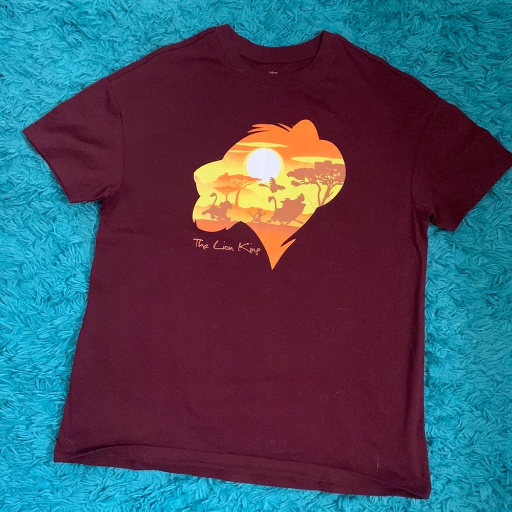 🌹❤️ DISNEY women’s Lion King short sleeve shirt. Size medium.